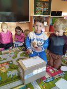 Dzieci uczestniczą w zajęciach na temat poczty