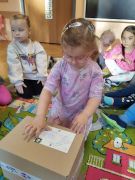 Dzieci uczestniczą w zajęciach na temat poczty