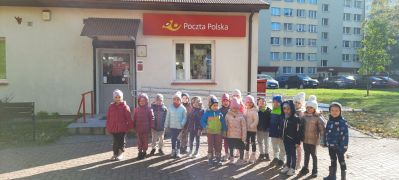 Grupa Króliczki pod budynkiem poczty