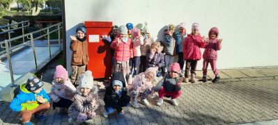 Grupa Króliczki pod budynkiem poczty