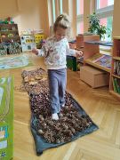 Dziewczynka przechodzi przez ścieżkę sensoryczną