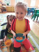 Chłopiec prezentuje oddzielone pestki od grochu