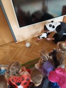 Dzieci słuchają opowieści o Trzech Świnkach 