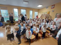 Wszystkie przedszkolaki wspólnie śpiewają hymn