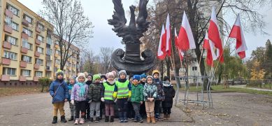 Puchatki przy pomniku