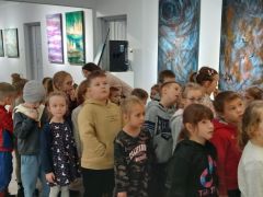 dzieci słuchają o obrazach