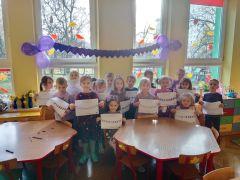 grupowe zdjęcie dzieci z grupy "króliczki"