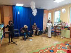 Zespół prezentuje kolędę 