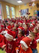 Dzieci słuchają audycji muzycznej