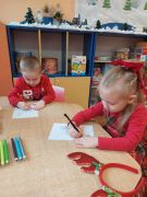 Dzieci kolorują sanie Mikołaja