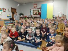 Dzieci oglądają przedstawienie