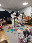 Anioły informują pastuszka i zwierzęta o narodzinach Jezusa