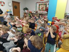 Dzieci biorą aktywny udział w przedstawieniu