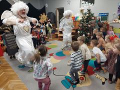 Dzieci tańczą wraz z aktorami