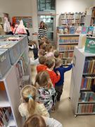 Dzieci zwiedzają bibliotekę 
