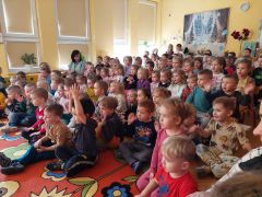 Dzieci słuchają audycji muzycznej 