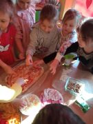 Dzieci układają na pizzy ulubione składniki