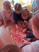Dzieci układają na pizzy ulubione składniki