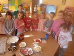 Dzieci na zajęciach z okazji Dnia Pizzy
