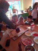 Dzieci układają na pizzy ulubione składniki