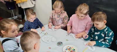Dzieci wykonują pracę plastyczną 