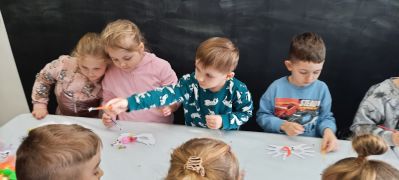 Dzieci wykonują pracę plastyczną 