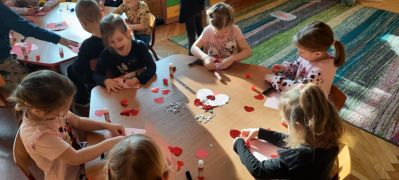 Dzieci wykonują pracę plastyczną 