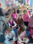 dzieci obserwują siedząc na dywanie