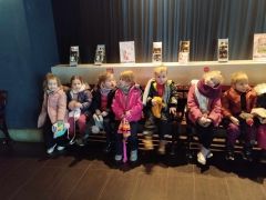 dzieci siedzą na fotelu czekając na spektakl