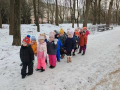 grupa dzieci idzie po śniegu