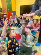 masażystka prezentuje rozchodzenie się fal dźwiękowych