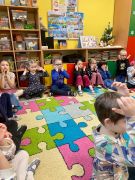 dzieci wykonują masaż relaksacyjny 