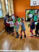 dzieci robią pociąg