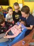 dzieci przyglądają się pracy dentystki