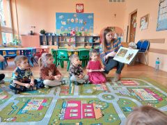 Mama Misi czyta dzieciom książkę