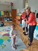 Dziewczynka odbiera nagrodę za konkurs