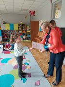 Dziewczynka odbiera nagrodę za konkurs