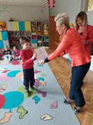 Chłopiec odbiera nagrodę za konkurs