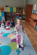 Dziewczynka prezentuje nagrodę za konkurs