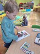 Chłopiec wycina obrazek