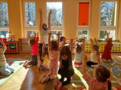 Dzieci wykonują ćwiczenia ruchowe 