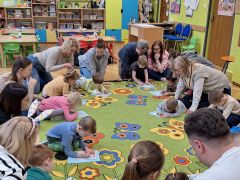 Dzieci kolorują pisanki wg wzoru
