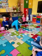 chłopiec dobiera podopis do obrazka