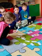 dziewczynka odczytuje napis