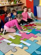 dziewczynka dobiera działanie do obrazka