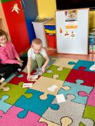 chłopiec odkrywa elementy świątecznego koszyczka