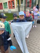 Dzieci przygotowują się do sprzątania