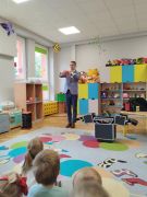 Magik wykonuje sztuczkę 