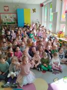 Dzieci obserwują pokaz magika