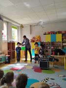 Dzieci pomagają magikowi w wykonaniu sztuczki